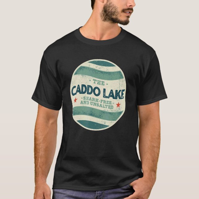 Camiseta Caddo Lake Shark Free e Unsalgada acampamento Loui (Frente)