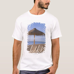 Camiseta Cadeiras de praia da areia com guarda-chuva