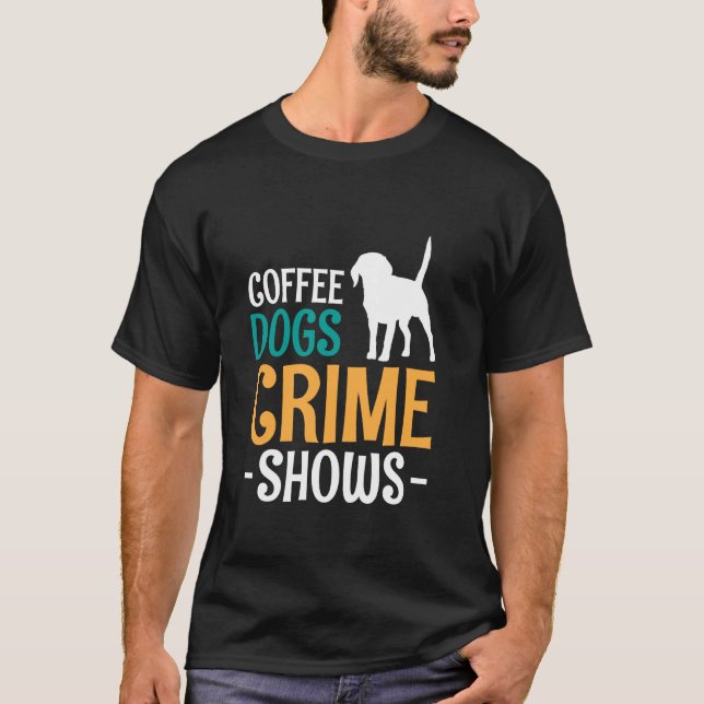 Camiseta Cães Cafés Mostram Crime (Frente)