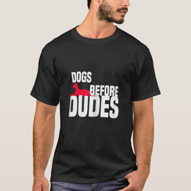 Camiseta Cães de Mulher Antes do Cachorro de Porte (Frente)