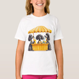 Camiseta Cães De Poodle Standard Que Correm Um Piso De Limo