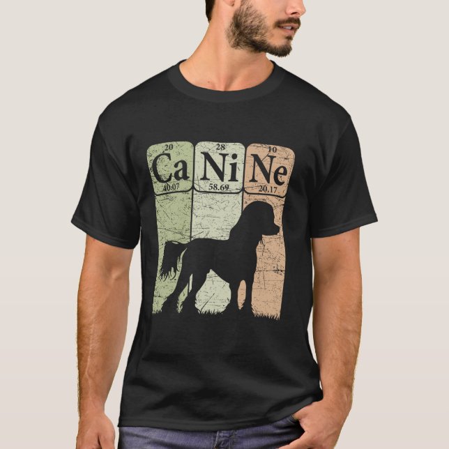 Camiseta Cães Deitados Chineses Elementos Periódicos de Mes (Frente)