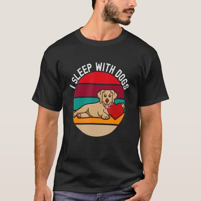 Camiseta Cães Dormindo Com Cães Proprietário Do Cães Puppy  (Frente)
