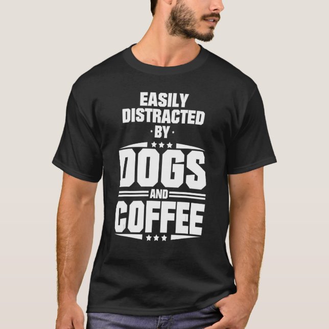 Camiseta Cães E Café Facilmente Distraídos (Frente)