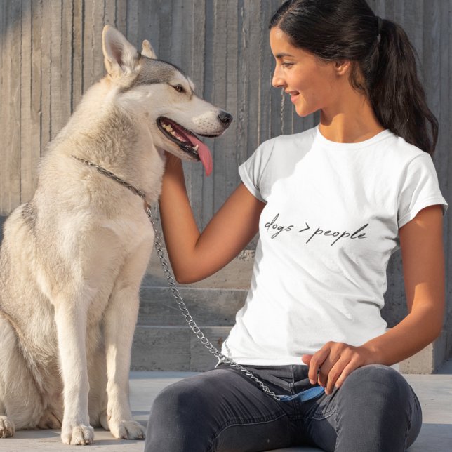 Camiseta Cães maiores que Pessoas | Motografia Moderna Love (Criador carregado)