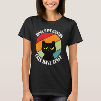 Camiseta Cães têm donos gatos têm funcionários meme de gato
