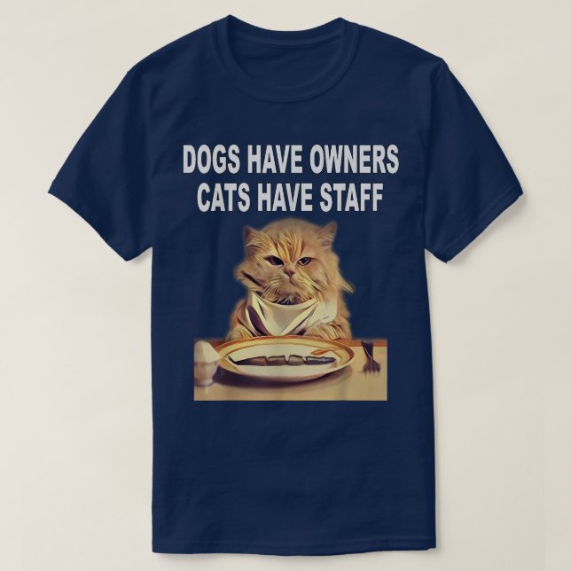 Camiseta Cães Têm Proprietários, Gatos Têm Humor Funcionari (Frente do Design)
