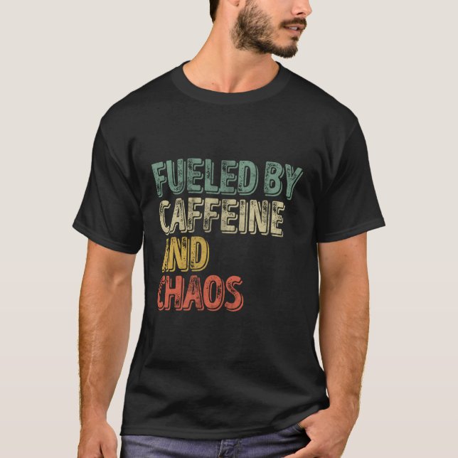 Camiseta Café Alimentado Por Cafeína E Caos (Frente)