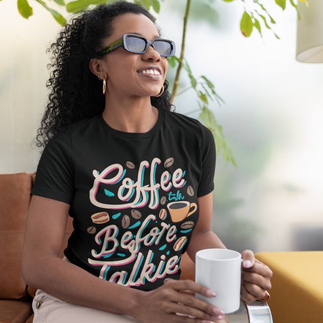 Camiseta Café antes do Talkie Pop Art (Woman wearing shirt that says "Coffee Before Talkie")