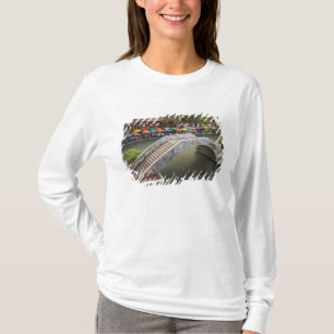 Camiseta Café ao ar livre ao longo do River Walk e ponte so