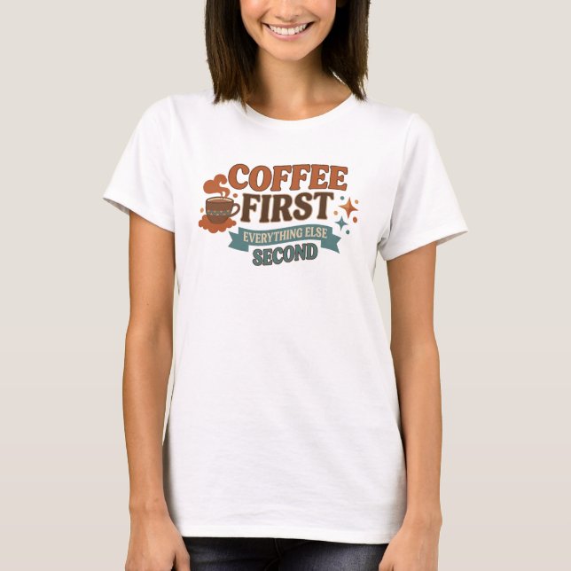 Camiseta CAFÉ COM ESTILO PRIMEIRO TUDO SEGUNDO Estilo (Frente)