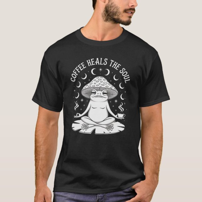 Camiseta Café Cura a Alma – Sapo Boho Meditando (Frente)