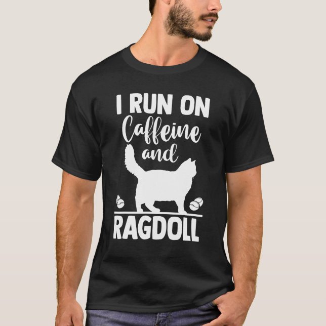 Camiseta Café da Mamãe Gata  Eu Funciono Com Cafeína e Ragd (Frente)