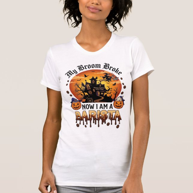 Camiseta Café de Bruxa de Halloween com Batedeira Quebrada  (Frente)