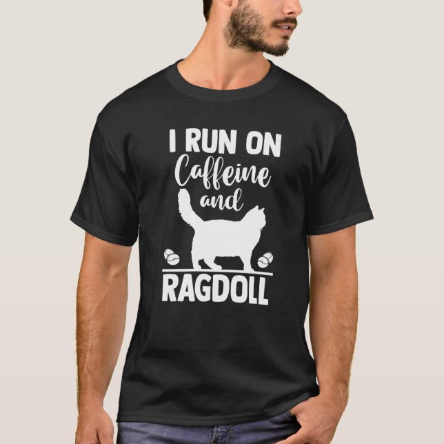 Camiseta Café de Mãe de Gato  Eu Funciono Com Cafeína e Rag (Frente)