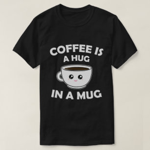 Camiseta Café é abraço em uma caneca Kawaii