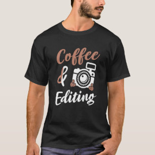 Camiseta Café E Editando Fotógrafo Da Câmera