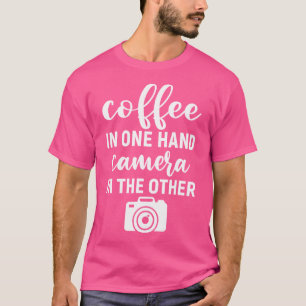 Camiseta Café Em Uma Mão Câmera Na Outra Foto Engraçada