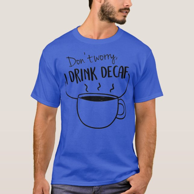 Camiseta Café Engraçado Eu Tomo Prêmio Decaf (Frente)