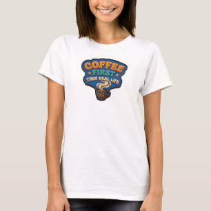 Camiseta Café ESPANTOSO PRIMEIRO ENTÃO VIDA REAL Designer