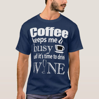 Camiseta Café me mantém ocupado até a hora de beber vinho