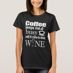 Camiseta Café Me Mantém Ocupado Até O Momento De Beber Vinh