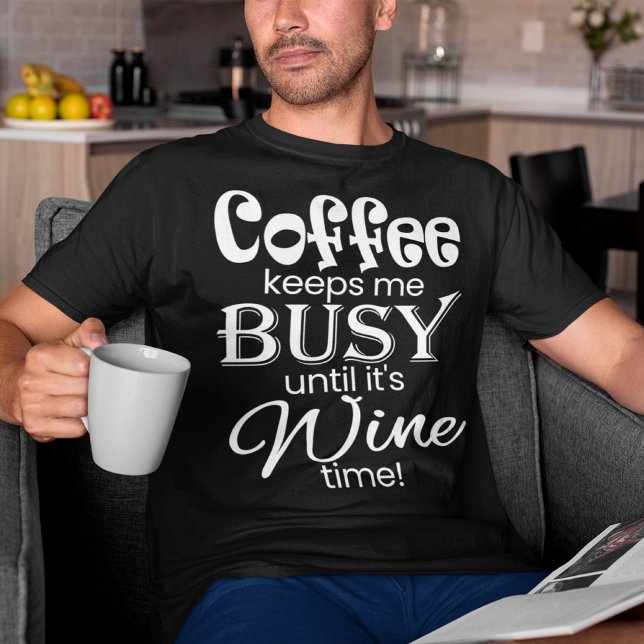 Camiseta Café me mantém ocupado até o tempo do vinho! Camis (Criador carregado)