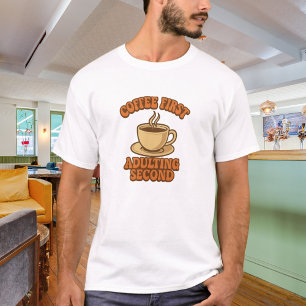 Camiseta Café primeiro, adultescência em segundo, humor de