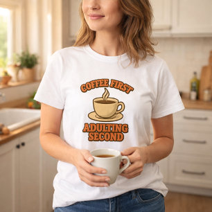 Camiseta Café primeiro, adulting segundo citação humor
