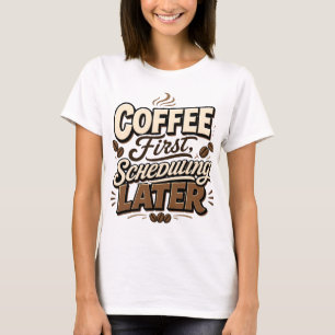 Camiseta Café Primeiro Agendamento Posterior Tipografia Vin