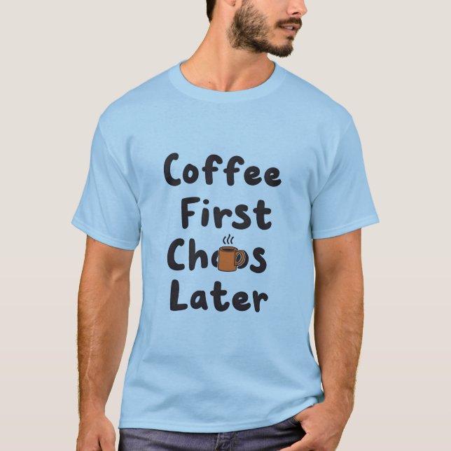Camiseta Café Primeiro Caos Mais Tarde T-Shirt Engraçado (Frente)