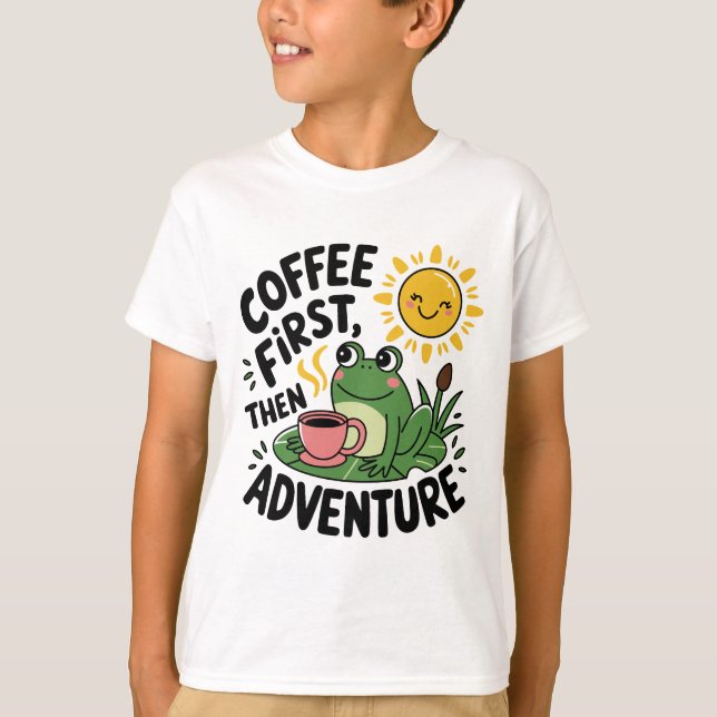 Camiseta Café Primeiro, Depois Aventura - Sapo De Divertime (Frente)