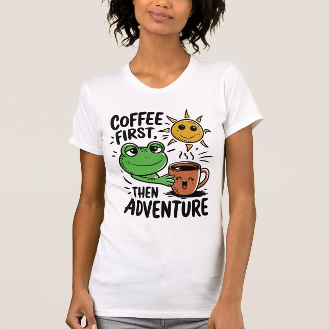 Camiseta Café Primeiro Depois Aventura - Sapo De Manhã Boni (Frente)