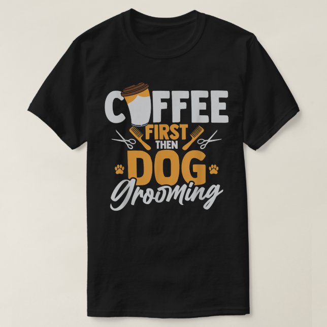 Camiseta Café Primeiro, Depois Cachorro Alinhando Cafeeiro  (Frente do Design)