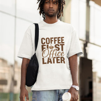 Camiseta Café Primeiro Escritório Mais Tarde - Engraçado Tr