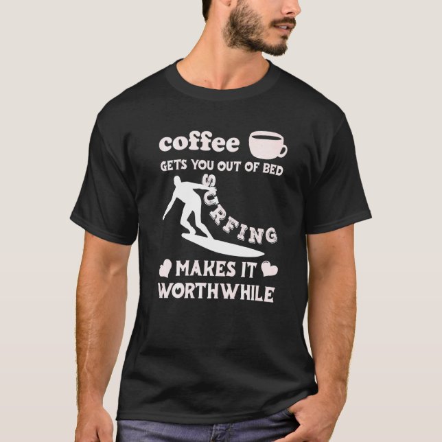 Camiseta Café Sai Da Cama Surfar Faz Valer A Pena (Frente)