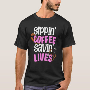 Camiseta Café Sippin Salvando Vidas Enfermeira Engraçada