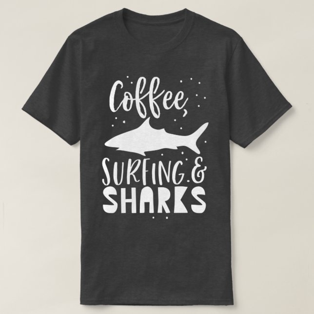 Camiseta Café Surfe e tubarões 2 (Frente do Design)