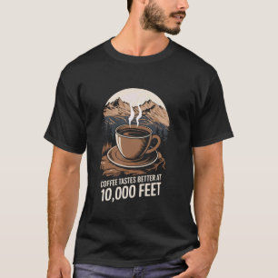 Camiseta Café Tem Melhor Sabor a 10.000 Pés Acampamento Alp