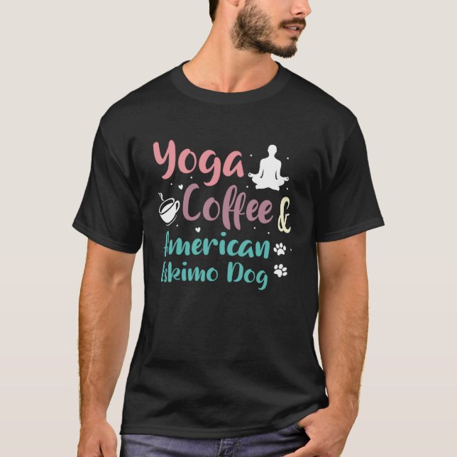 Camiseta Café Yoga E Cães Eskimo Americanos (Frente)