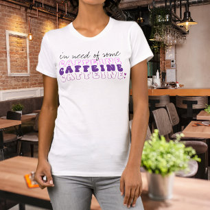 Camiseta Caféina Humor Rosa Roxo Tipografia Groovy