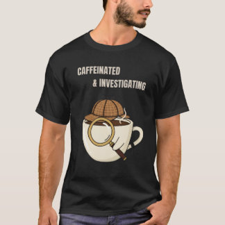 Camiseta Caféinado e Investigando | Leitor de Mistério Acon