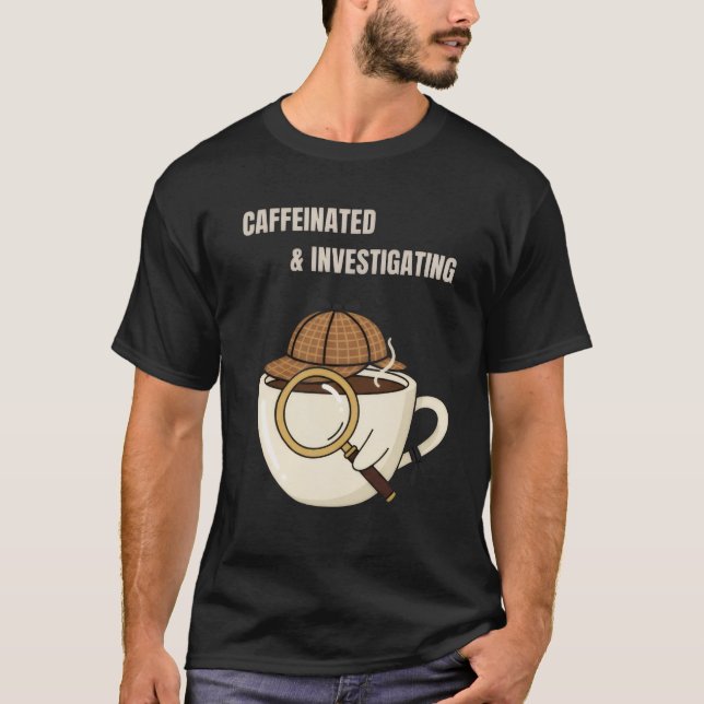 Camiseta Caffeinated & Investigating | Cozy Mystery Reader  (Frente)