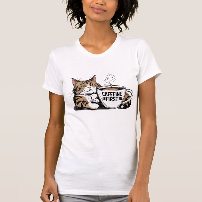 Camiseta Caffeine First para Amantes de Café com A (Frente)