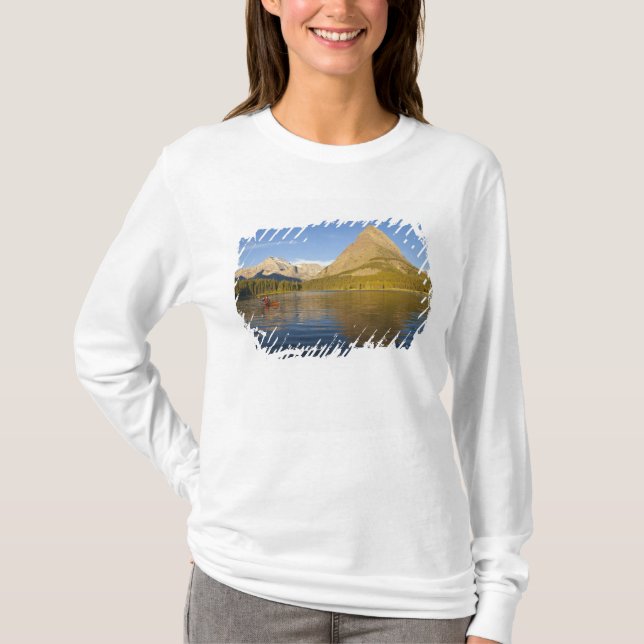 Camiseta Caiaque no Lago Swiftcurrent ao nascer do sol no (Frente)