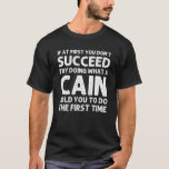 Camiseta CAIN Funny Surname Family Tree Birthday Id<br><div class="desc">O trabalho de arte legal para a família "Se,  no início,  você não tiver sucesso,  tente fazer o que um Cain lhe disse para fazer a primeira vez" é um presente perfeito para qualquer homem ou mulher que você queira surpreender. Comprar o design agora!</div>