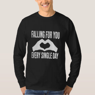 Camiseta Caindo Por Você Todos os Dias Gráfico Romântico