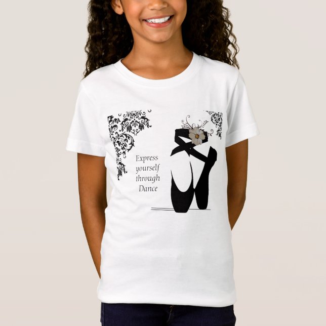 Camiseta Calçados de dedo do pé com convite preto do laço (Frente)