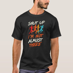 Camiseta Cale-se. Eu não estou quase lá, cruzando o campo.