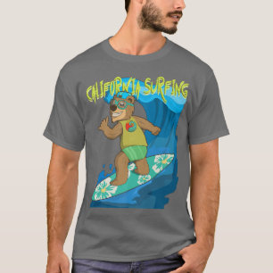 Camiseta Californian bear in board shorts surfing the waves